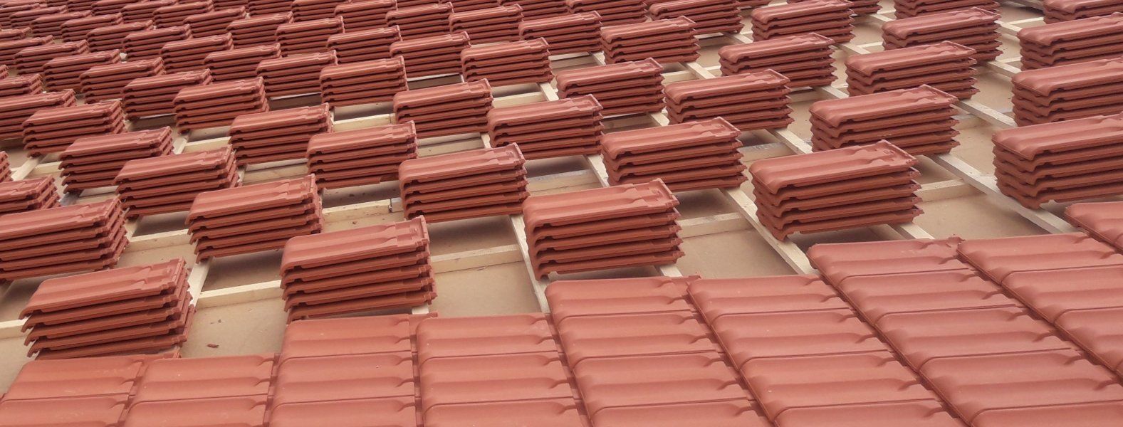 Dacheindeckung mit gebrannten Ziegeln