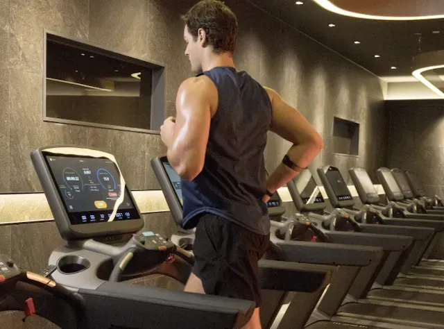 man using a speed sync Drax Treadmill in HIRAX club in South Korea