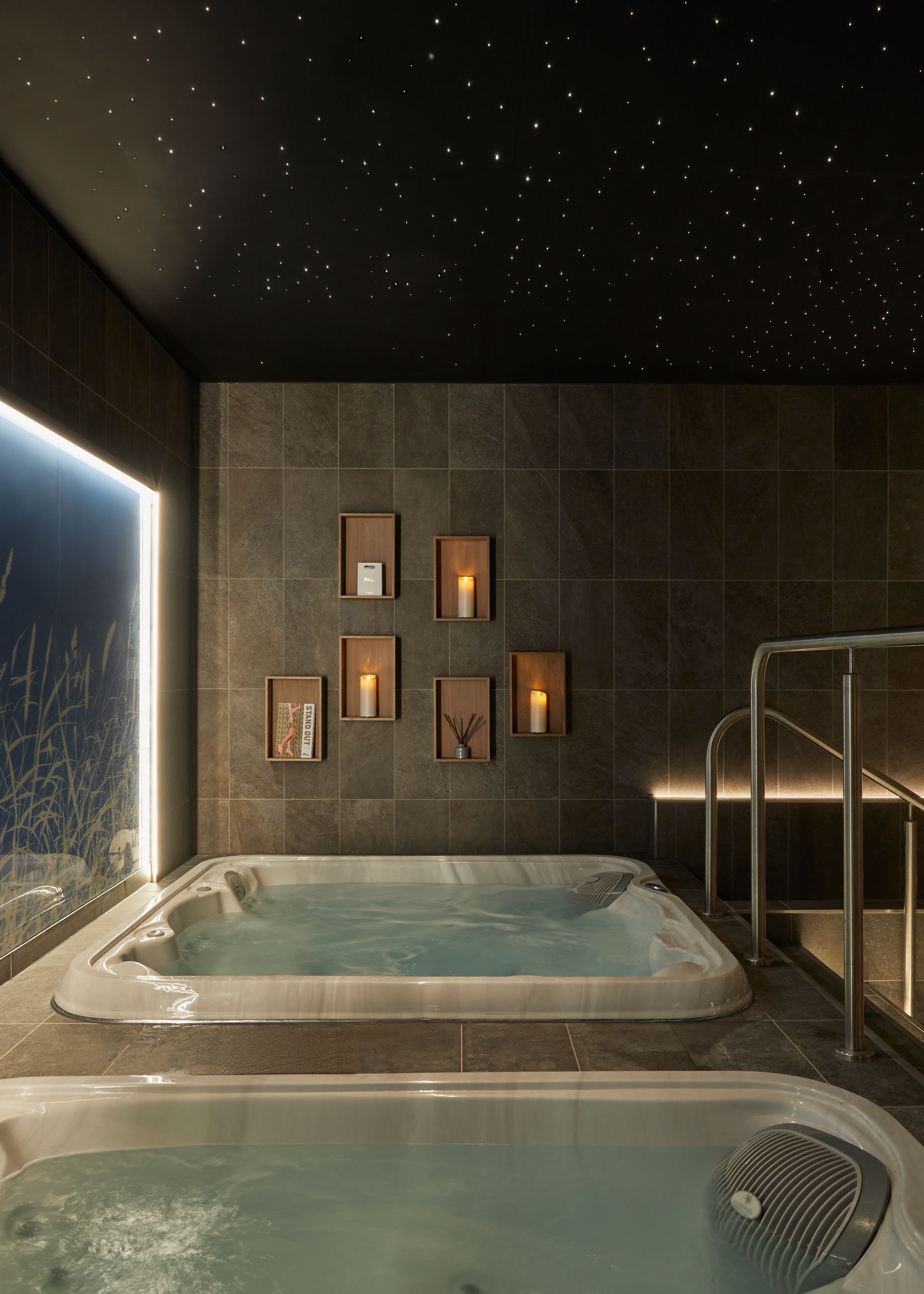 Hot tub with black wall tiles