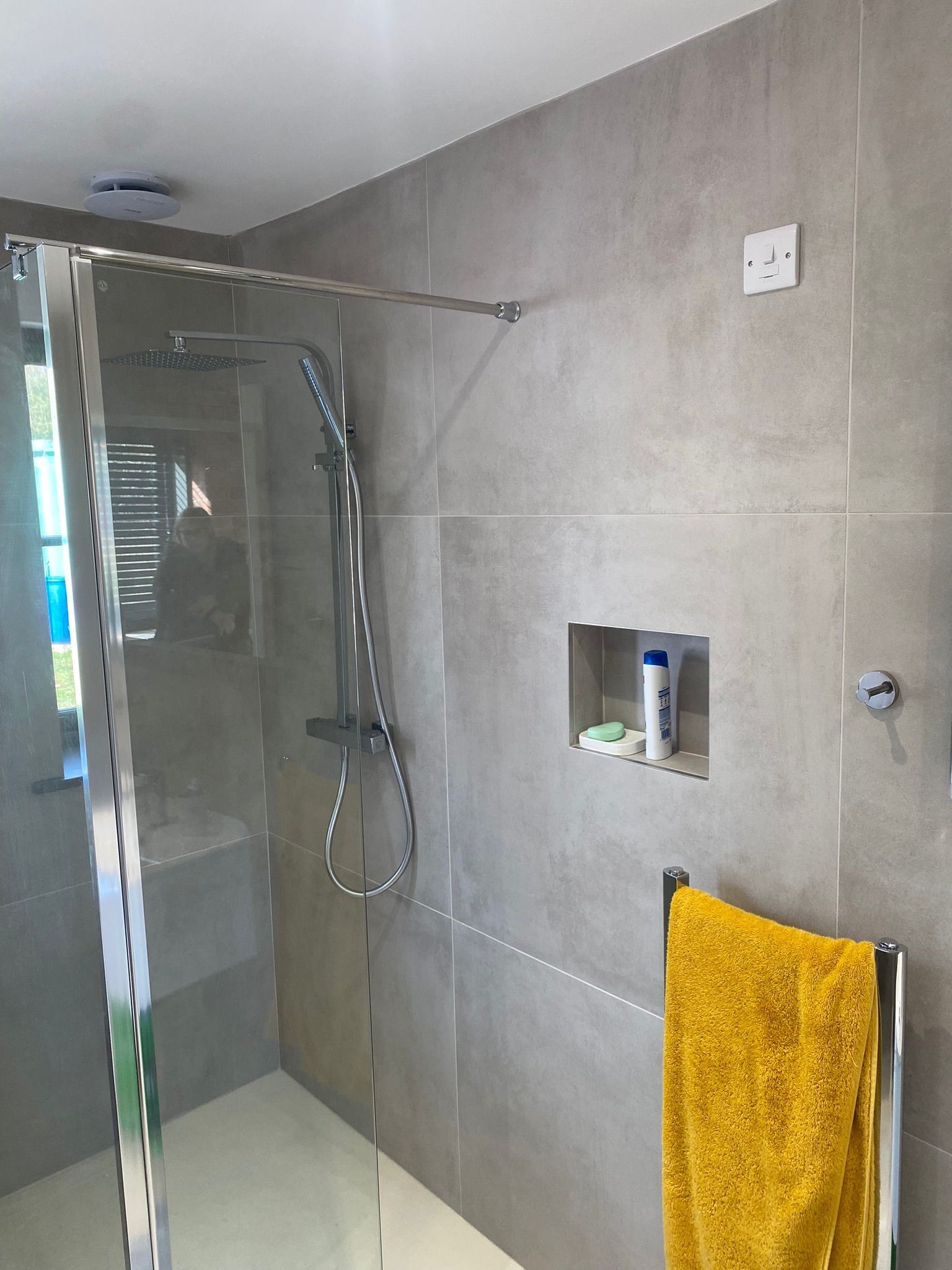Modern Designed bathroom with athens gris 90x90