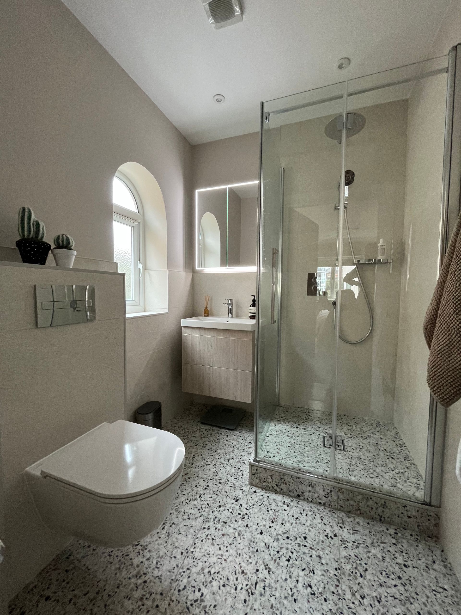 Ceppo Di colour blanco on the floor in a bathroom with chrome shower
