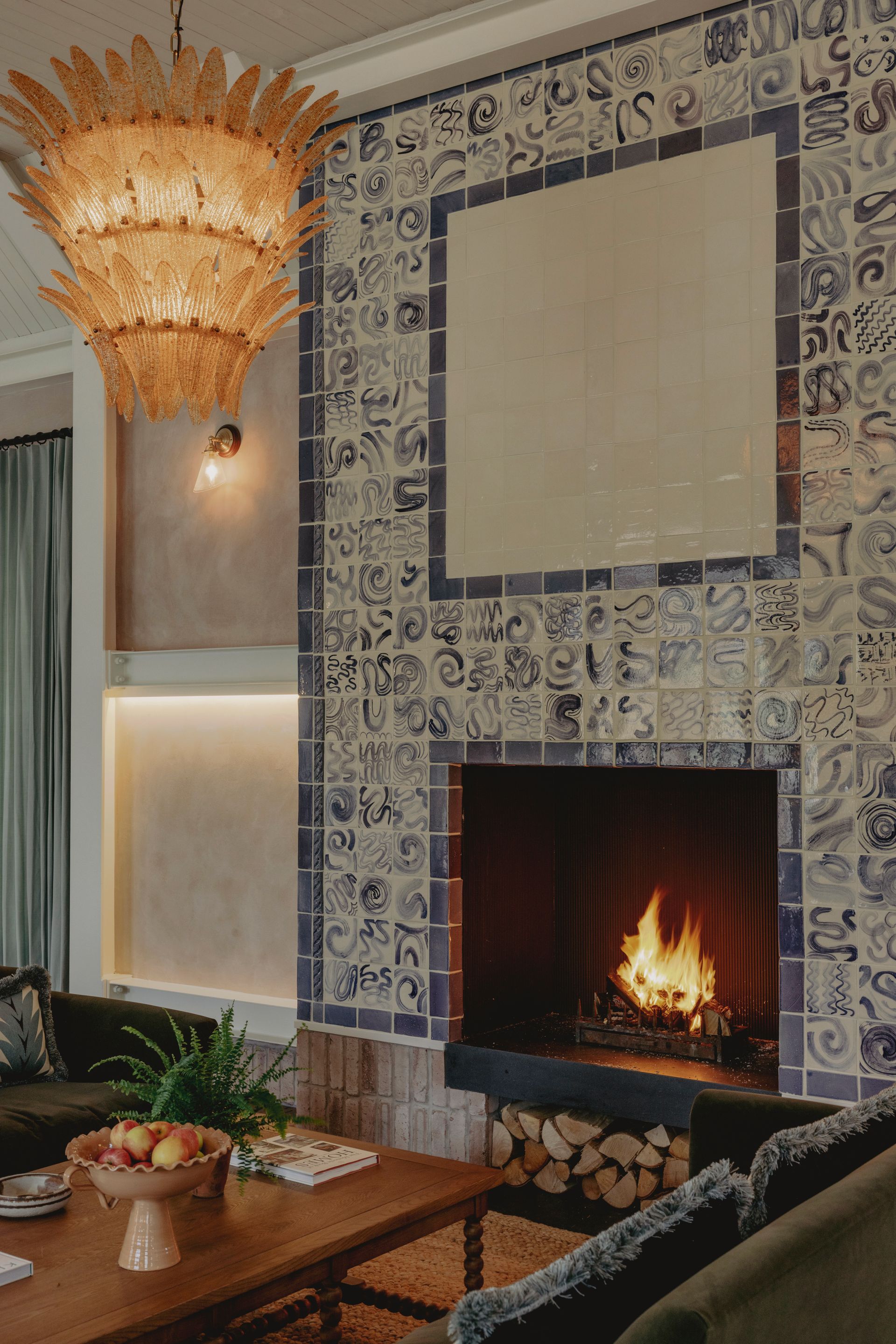 Fireplace thats tiled with blanco wll tiles and blue gloss wall tiles