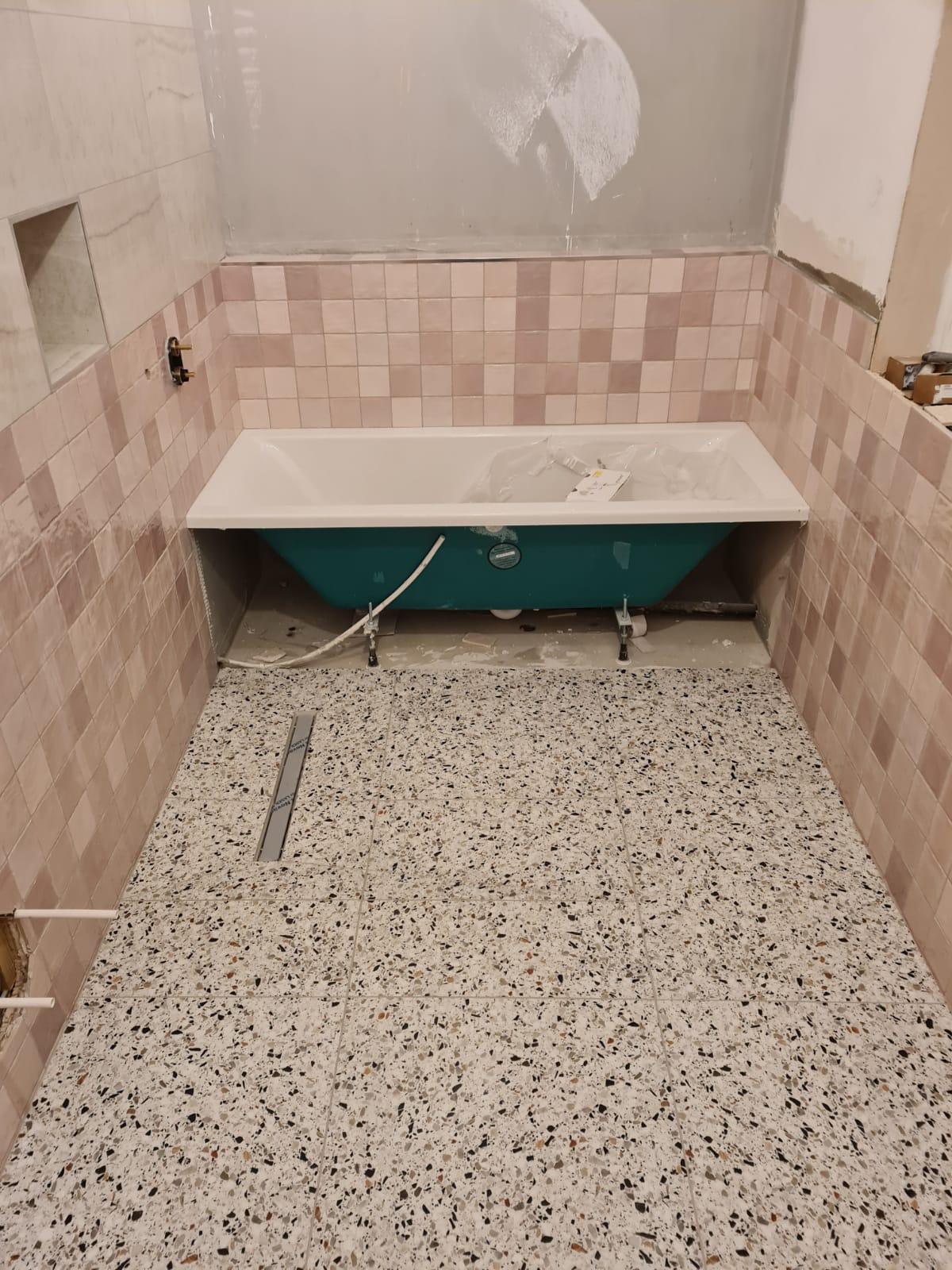 Terrazzo effect porcelain floor tile, Ceppo di colour blanco floor tile, zellige style Pink 100x100 bathroom wall tiles, bathtub, Bathroom.