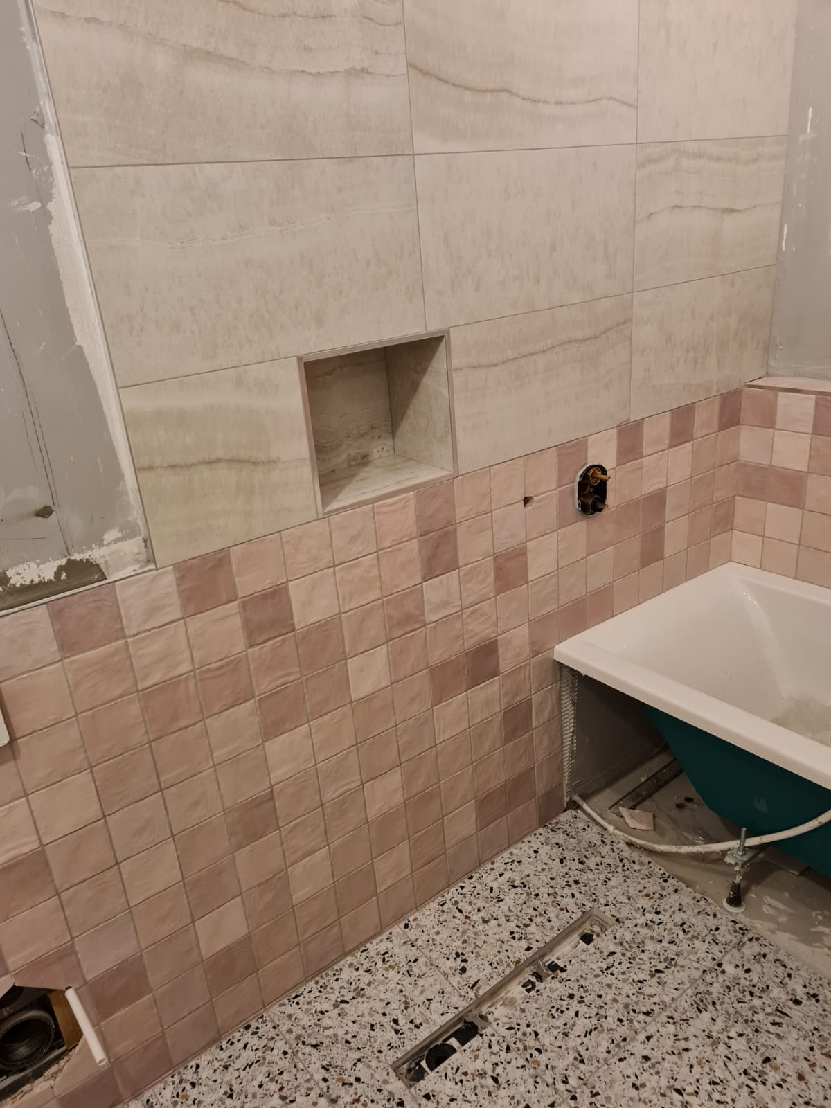 Terrazzo effect porcelain floor tile, Ceppo di colour blanco floor tile, zellige style Pink 100x100 bathroom wall tiles, bathtub, Bathroom. Bathroom niche, recess drain channel