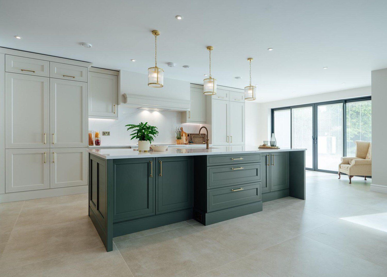 concrete kithcen floor, Manhattan Silver, Dark kitchen island industrial pendant light with vintage brown stools