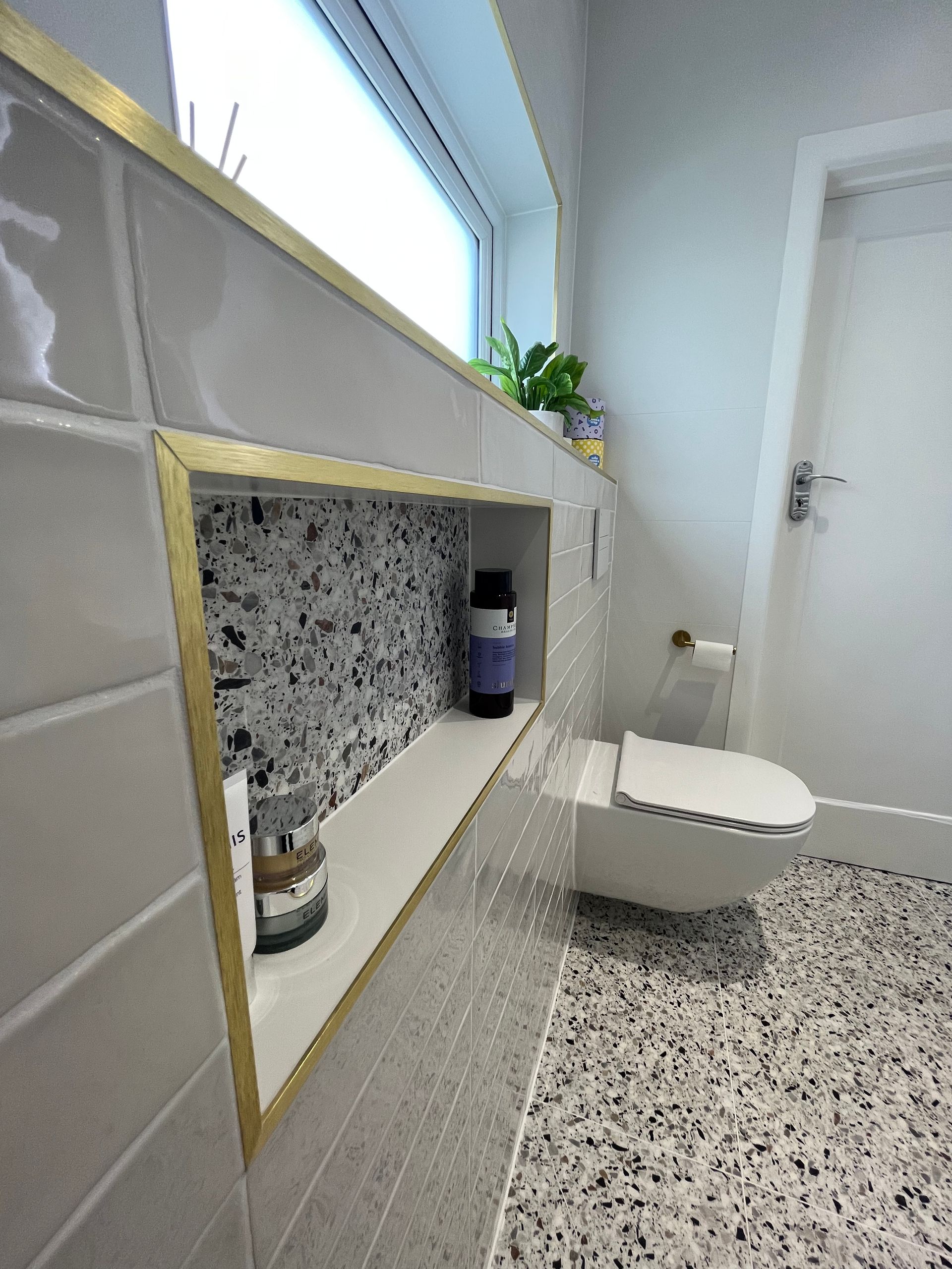 ceppo di colour tile in the wall for to make a shelf with