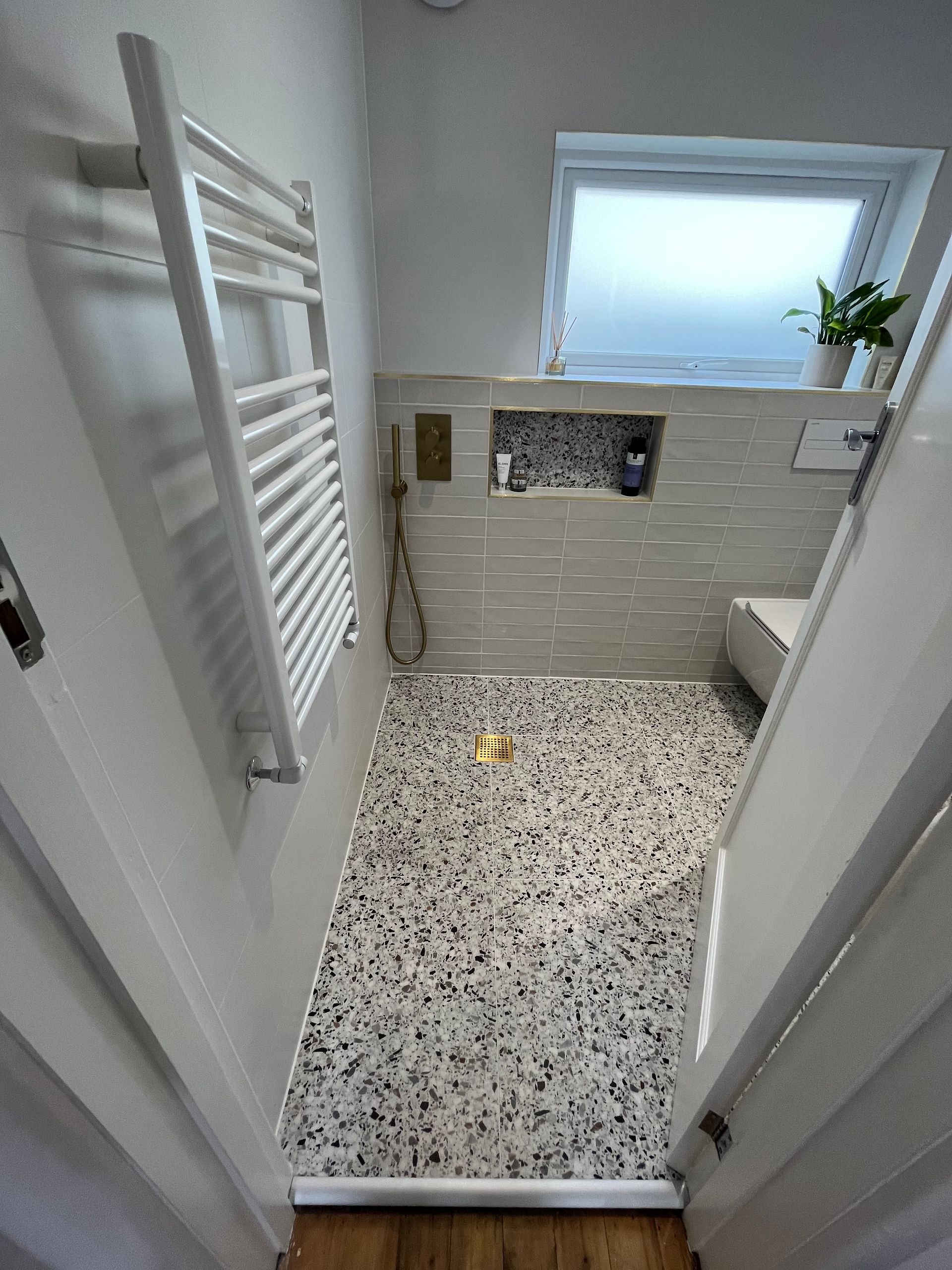 picture of a towel ral and ceppo di colour on the floor