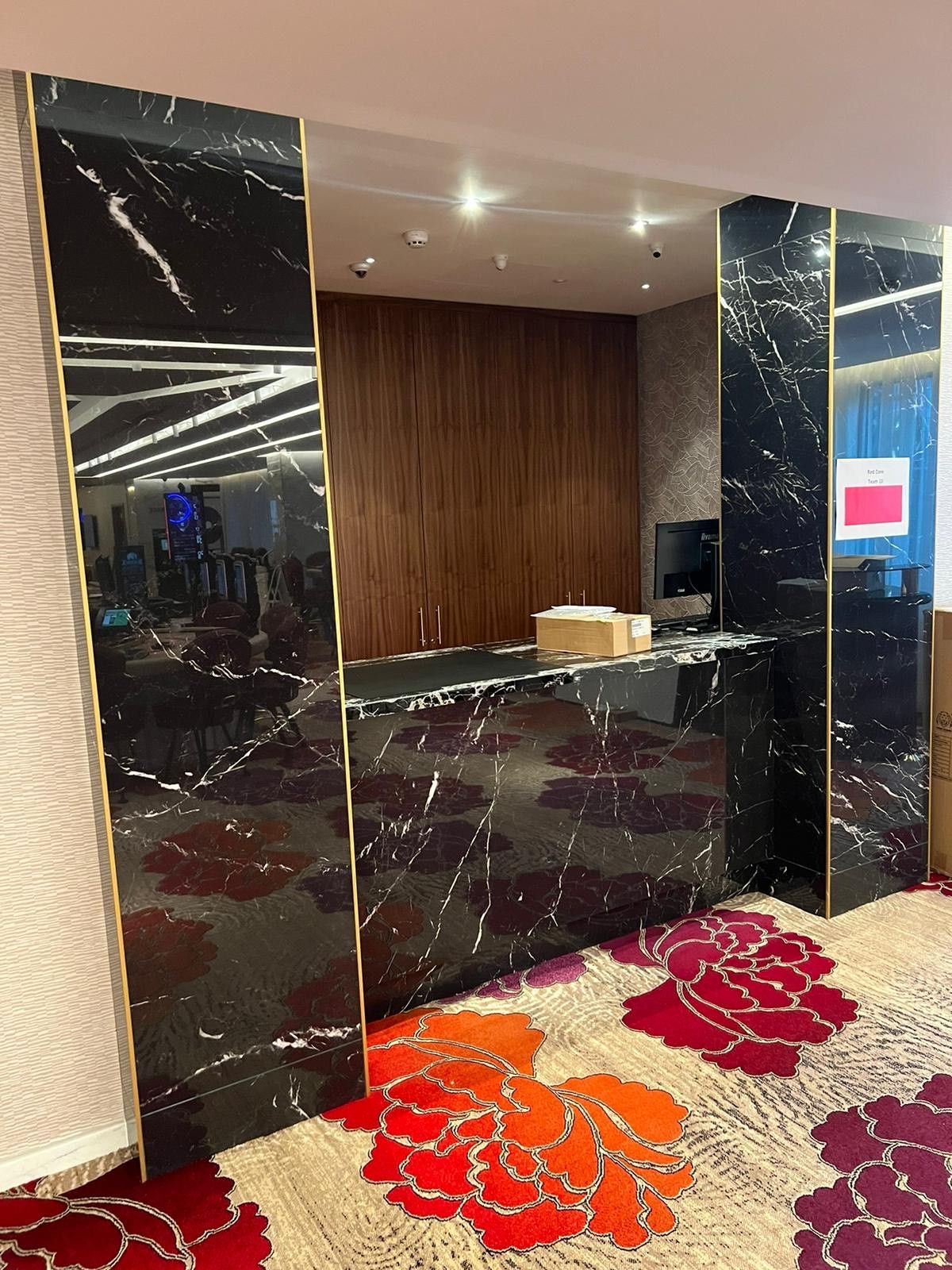 Black Gloss marble black with with veins desk