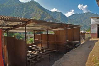 Provisorisches Klassenzimmer im Freien