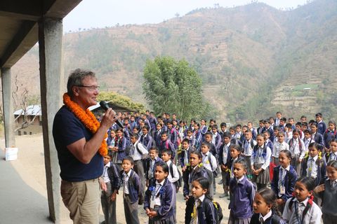 Egon Rieger und Schulkinder