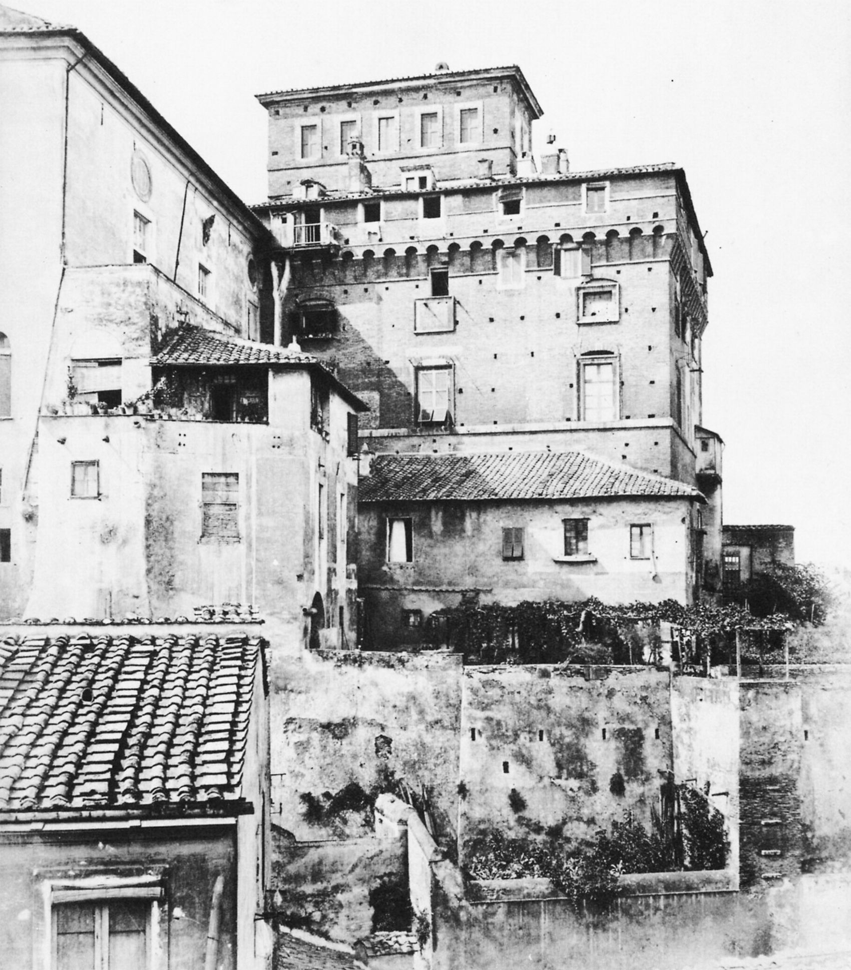 Otto secoli dopo Cristo i Saraceni saccheggiarono la basilica di San Pietro durante il pontificato di Sergio II. Il suo successore Leone IV fece quindi edificare i possenti bastioni denominati “Mura Leonine” che racchiudevano la “Civitas Leonina“. Quattro anni dopo il pontefice inaugurò le mura percorrendo l’intero circuito a piedi scalzi