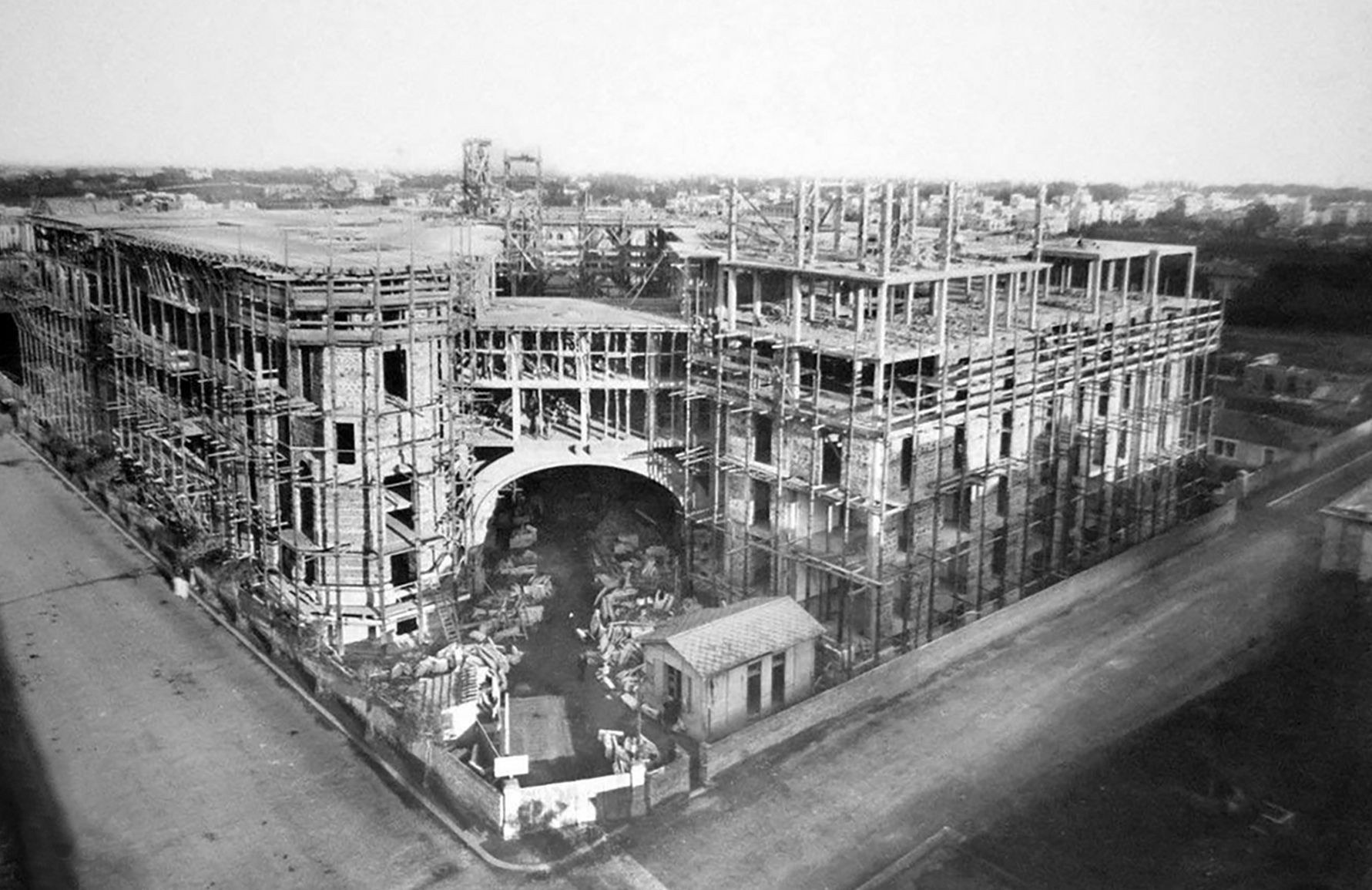 Questo scatto mostra lo stato dei lavori di costruzione del quartiere Coppedè inserito nel quadrante Salario e Trieste ancora incompleto, sette anni dopo la nascita del progetto finanziato dalla Società Anonima Edilizia Moderna amministrata da Arnaldo Aonzo. Il progetto venne affidato all'architetto Gino Coppedè