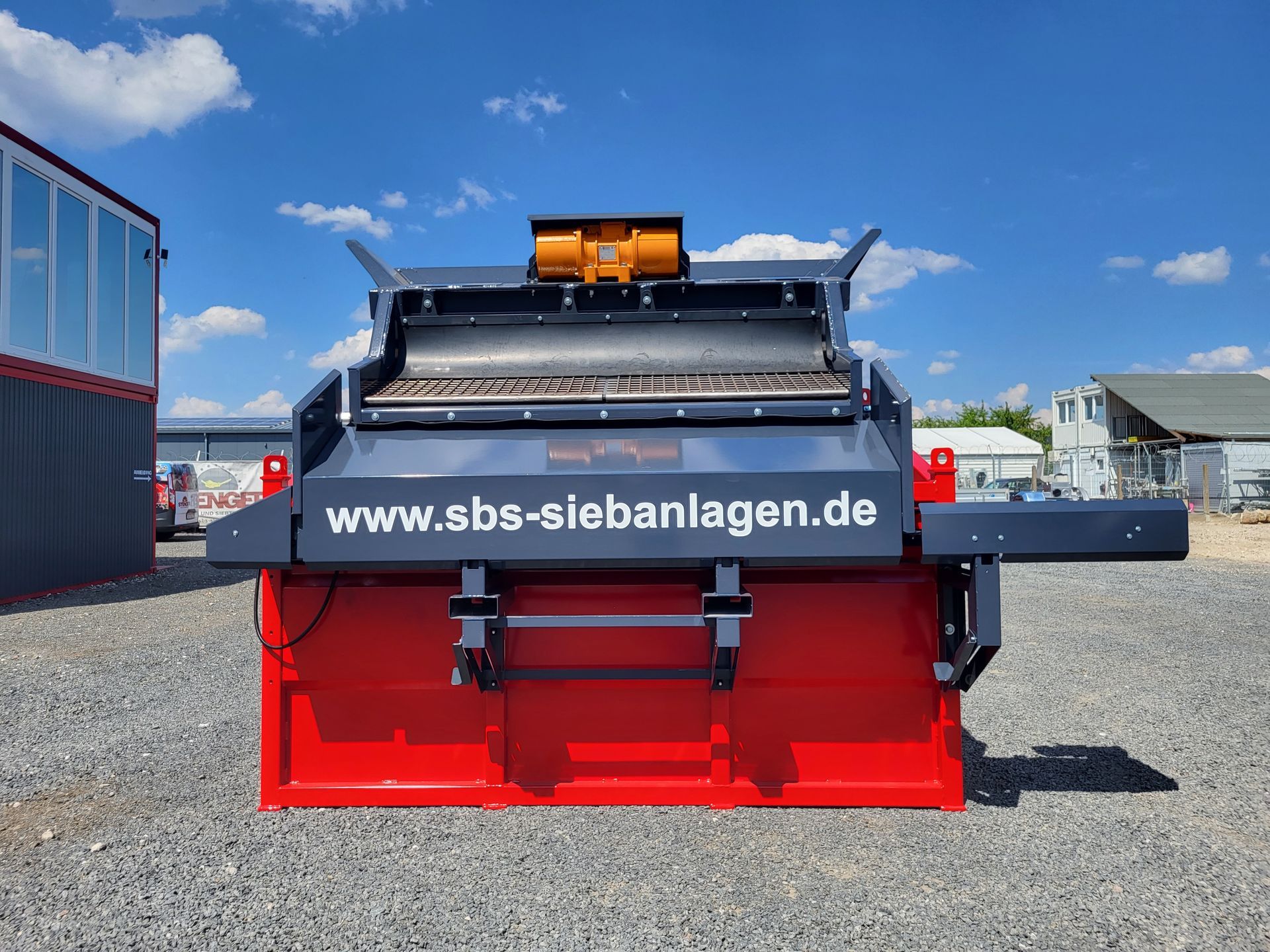 SBS 1520 F3 beim Sieben und Aufbereiten von Hackschnitzeln in drei unterschiedliche Fraktionen.