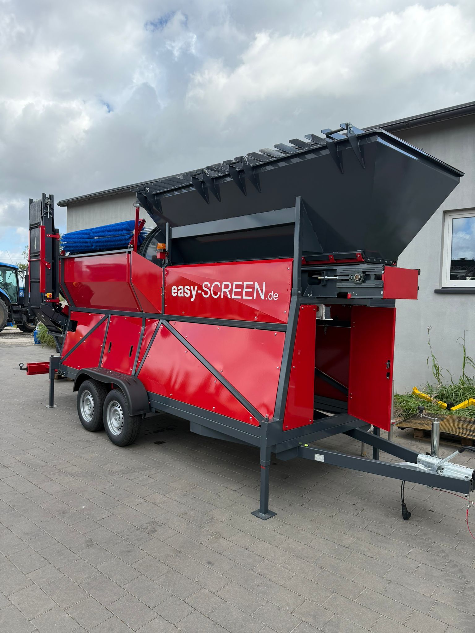 easySCREEN 7000 F2 von Stawarski im praktischen Siebeinsatz. Mobile Trommelsiebanlage zur effiziente