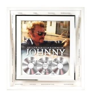 Johnny Hallyday, on a tous quelque chose de johnny, triple disque de platine Johnny Hallyday, on a tous quelque chose de johnny, triple disque de platine