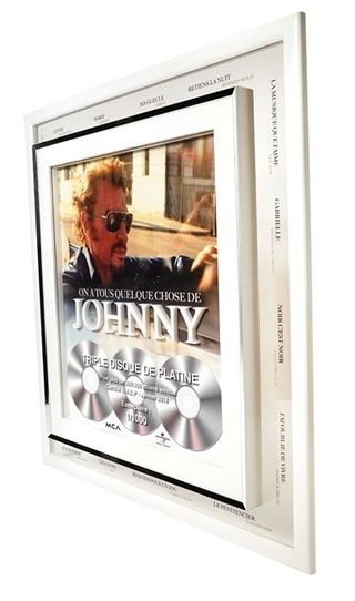 Johnny Hallyday, on a tous quelque chose de johnny, triple disque de platine Johnny Hallyday, on a tous quelque chose de johnny, triple disque de platine