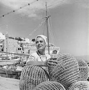 Actress Melina Mercouri on Hydra in 1962 filming the Phaedra with Jules Dassin. By Δημήτρης Παπαδήμος - Ιωάννης Δ. Παπαδήμος, CC BY-SA 3.0, https://commons.wikimedia.org/w/index.php?curid=26974330