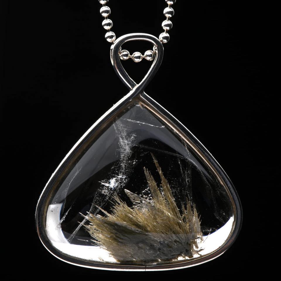 Jorge Pérez is a jewellery designer based on Hydra Island Greece during the summer season.