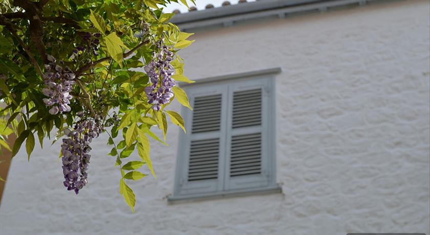 Areti Pension, inexpensive rooms in Hydra Town, accommodation on Hydra Island Greece.