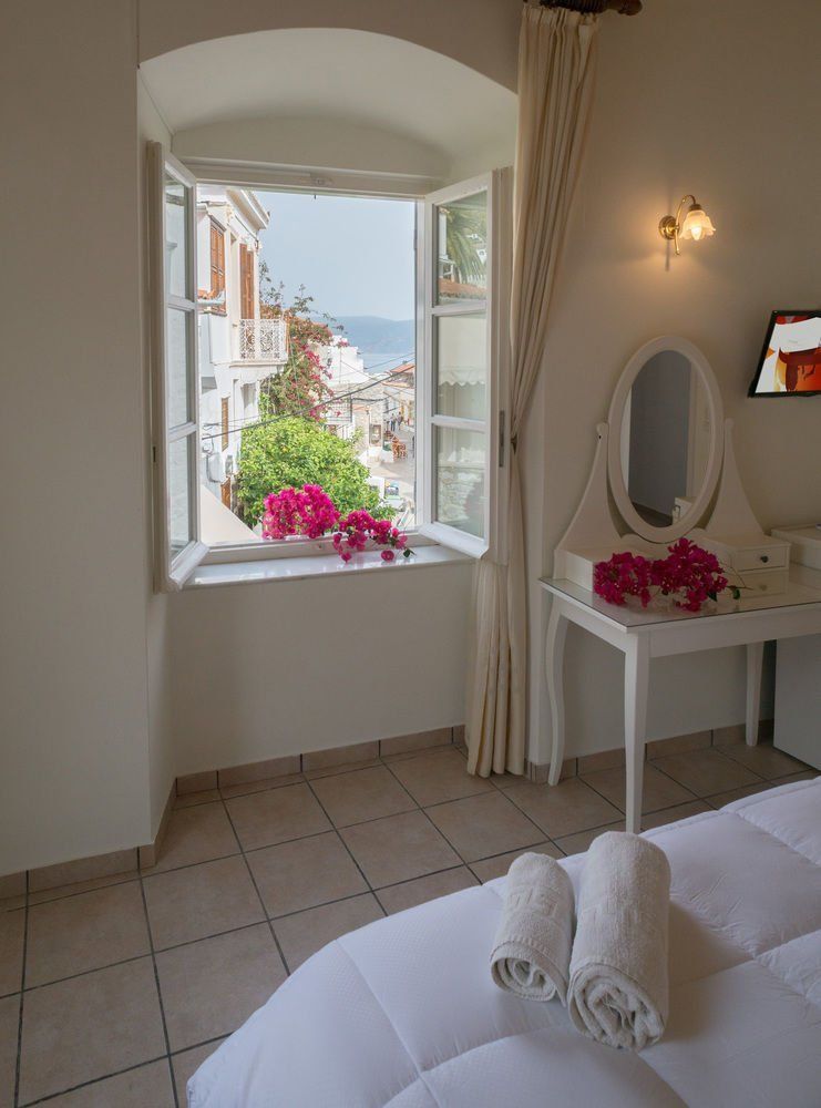 Areti Pension, inexpensive rooms in Hydra Town, accommodation on Hydra Island Greece.