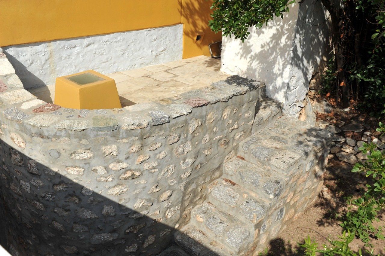 Pefko House, deluxe, VIP, private holiday house rental on Hydra Island Greece in Kiaffa.