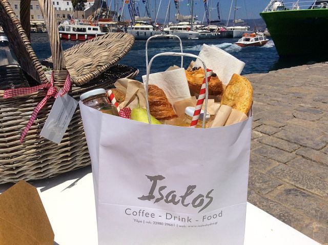 Picnic Hampers at Isalos Cafe in Hydra Harbour on Hydra Island, Greece. HydraDirect Restaurant Guide