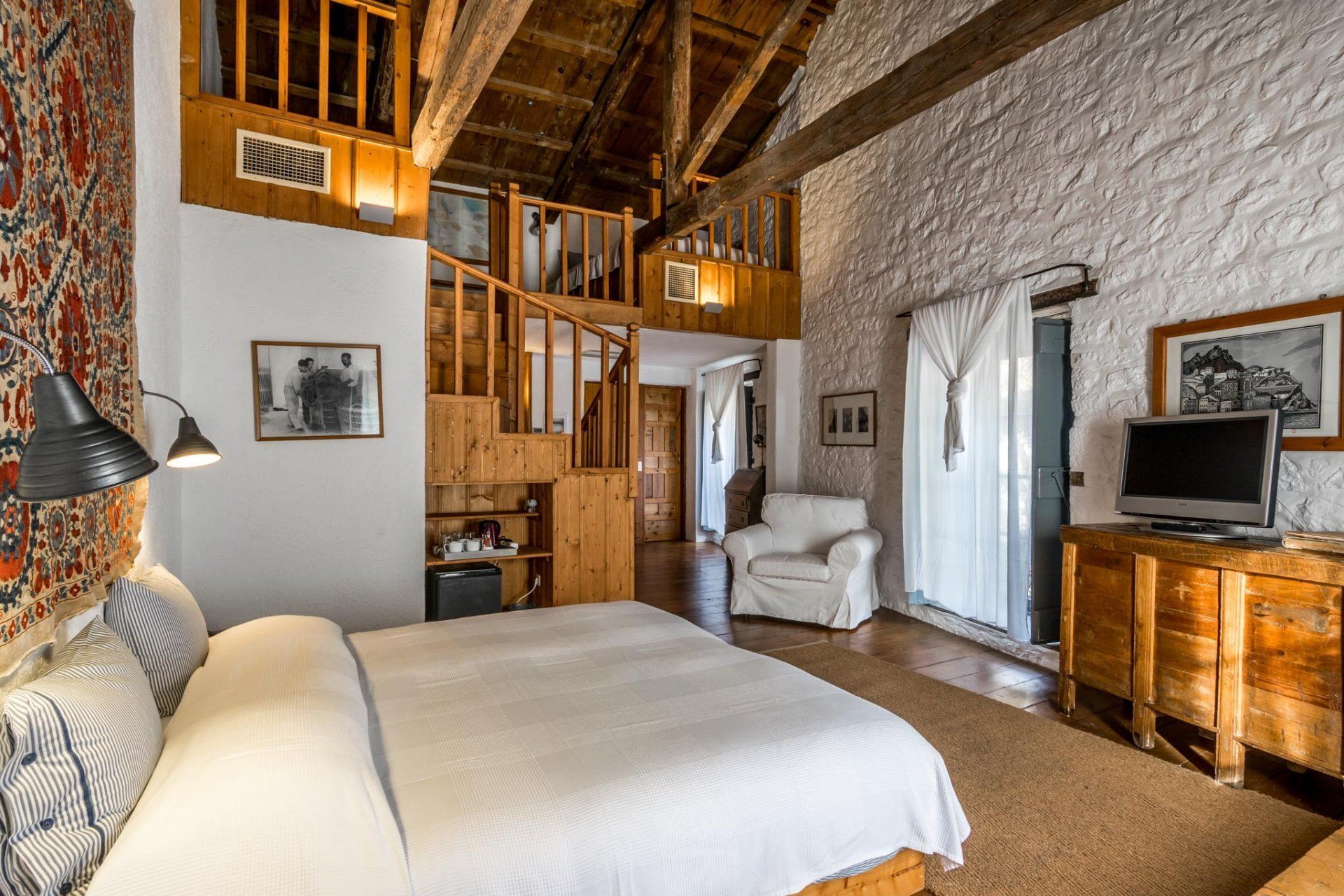 Bratsera Hotel - Hydra hotels, accommodation on Hydra Island Greece.