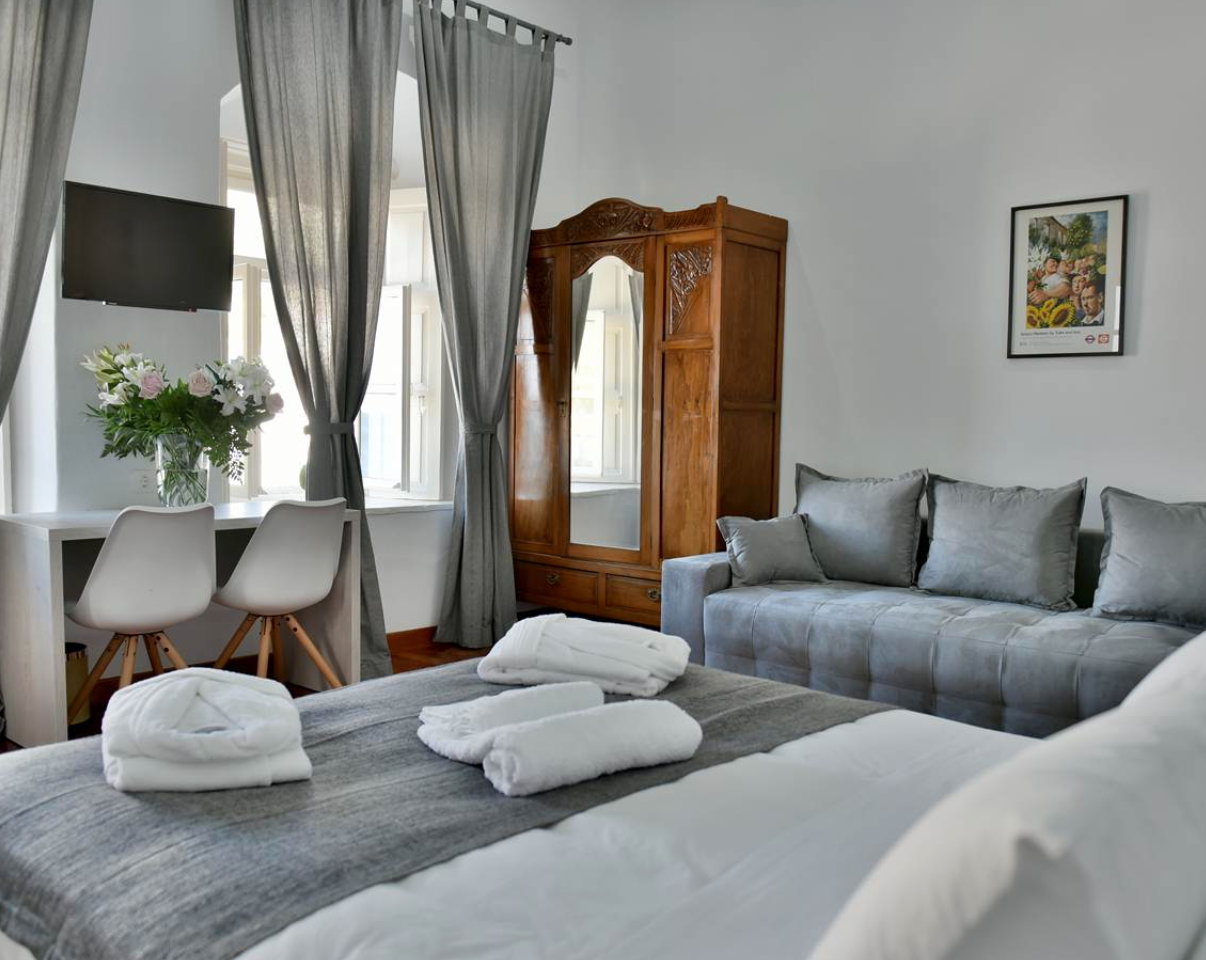 book direct so no agency fees or commission at the douskos port house on hydra island greece.