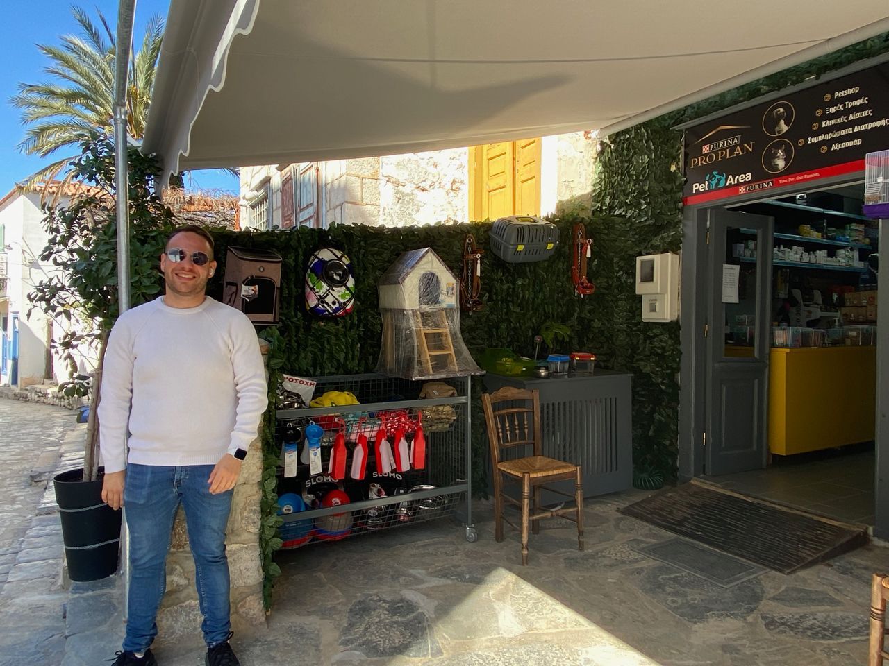 Lanaras Pet shop on Hydra Island Greece, on the HYDRADIRECT shops & services pages