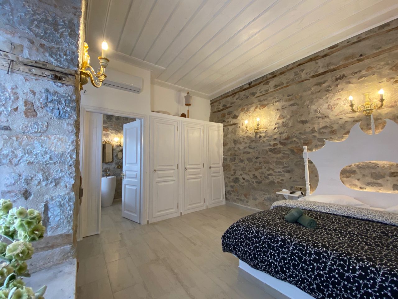 Studio Sunrise to rent in Hydra Town on Hydra Island Greece.