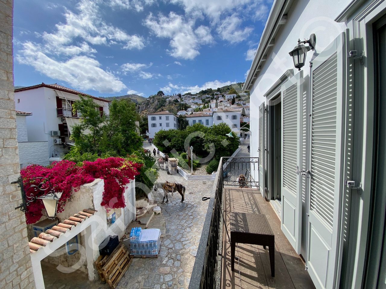 2 bedroom property for sale on Hydra Island Greece in perfect ready to move into condition.