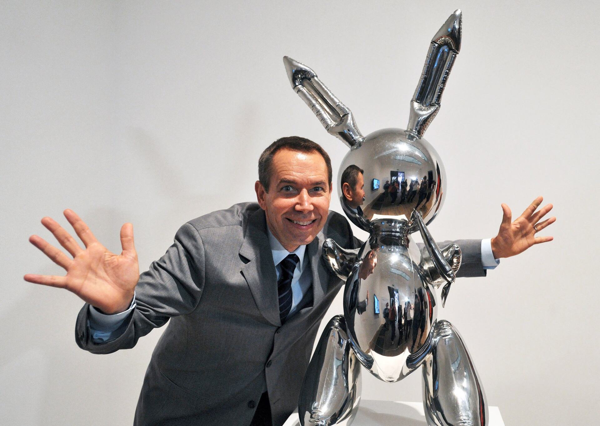 © New York Times Jeff Koons poses with “Rabbit” at the Tate Modern in 2009. Credit...Daniel Deme/EPA, via Shutterstock