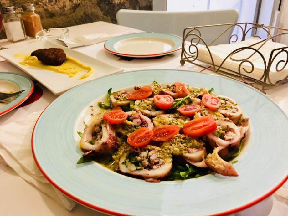 Kai Kremmidi Restaurant on Hydra Island, Greece in the Restaurant Guide from HydraDirect