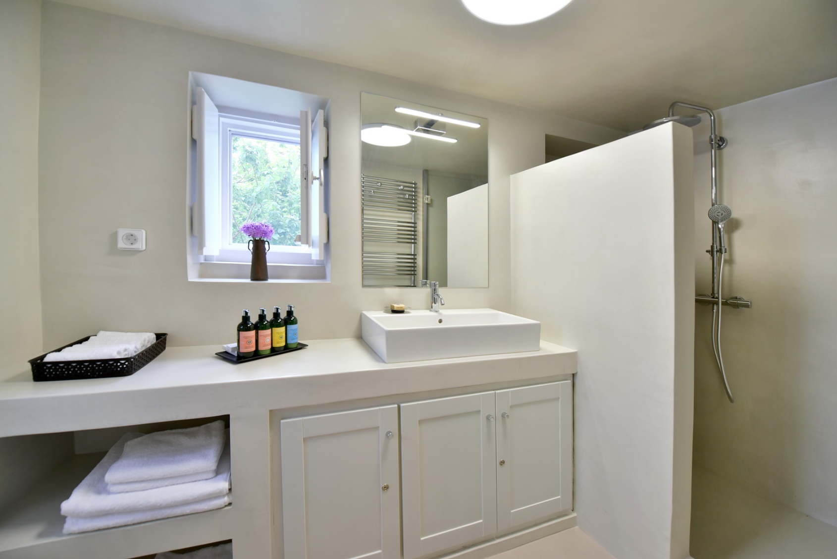 Luxury Captain's Lodge, Kamini holiday house to let on Hydra island Greece, recommended by Hydradirect.