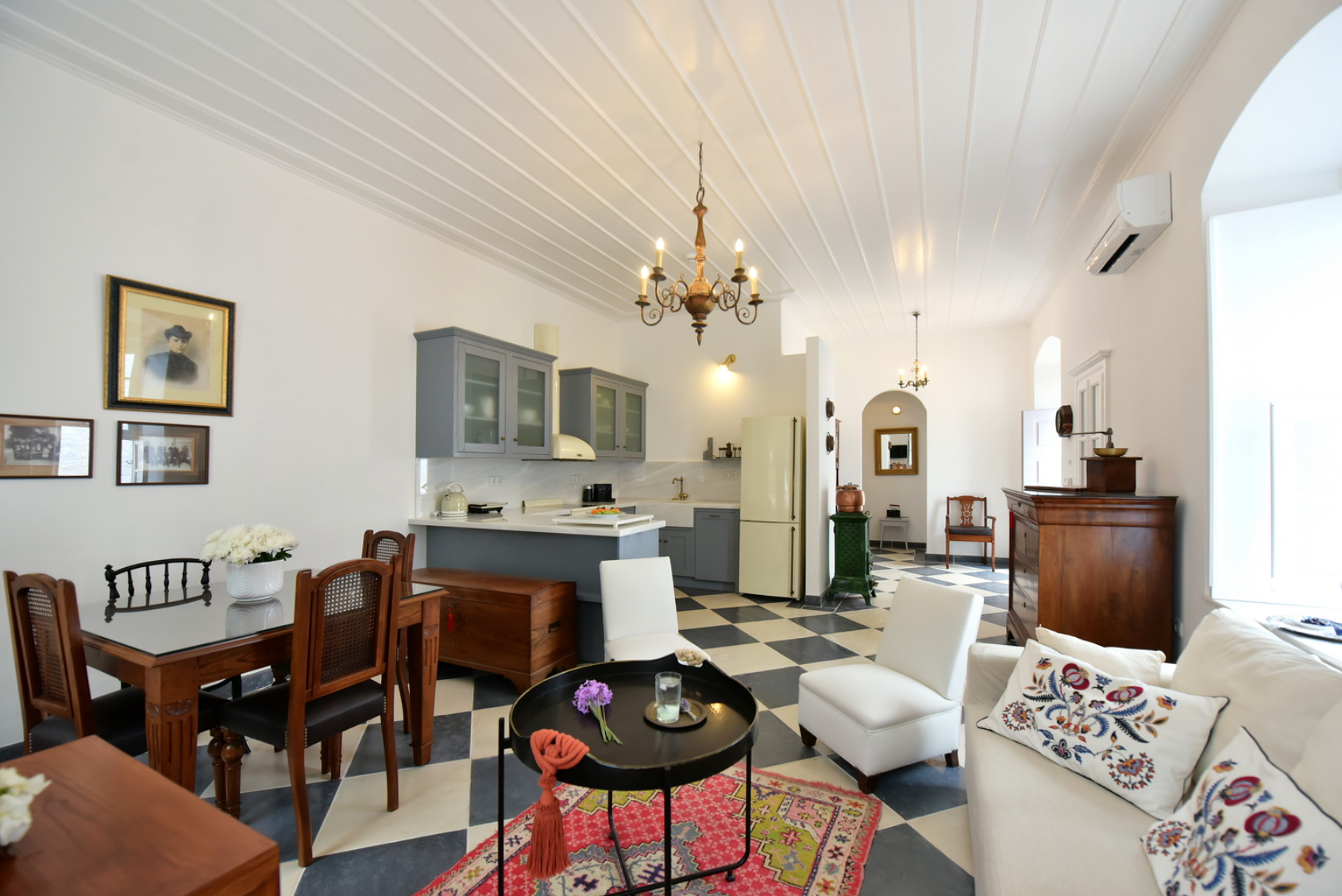 Luxury Captain's Lodge, Kamini holiday house to let on Hydra island Greece, recommended by Hydradirect.