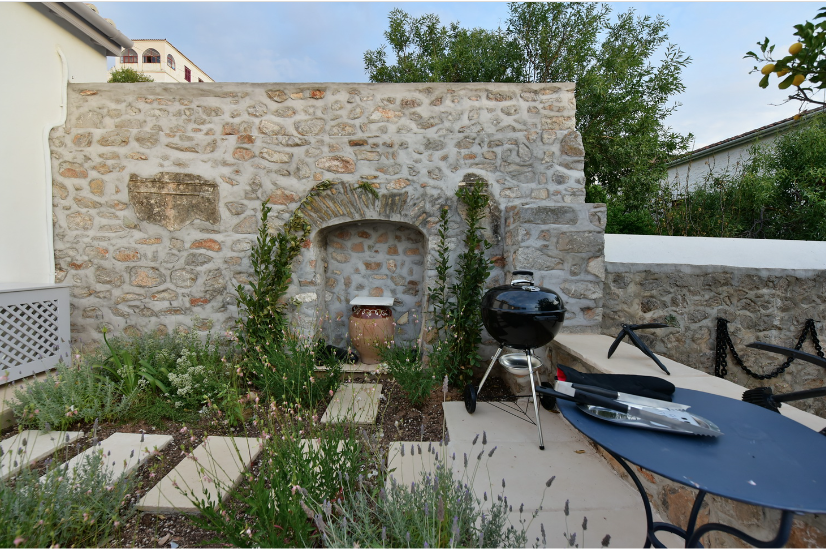 Luxury Captain's Lodge, Kamini holiday house to let on Hydra island Greece, recommended by Hydradirect.