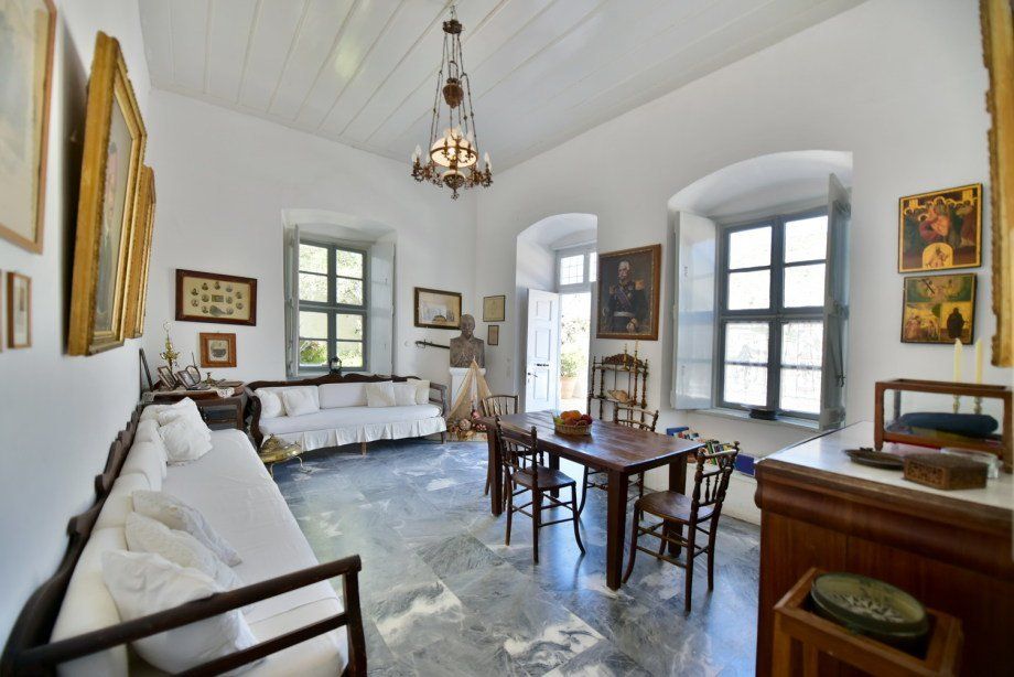 Captain's House Apartment, holiday houses to rent on Hydra Island Greece in town.