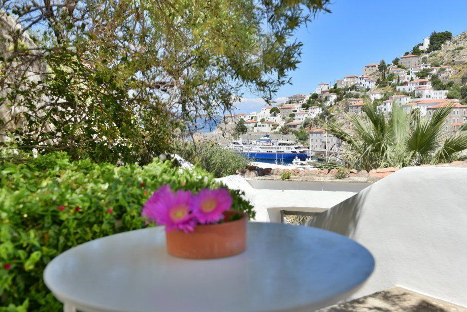 Captain's House Apartment, holiday houses to rent on Hydra Island Greece in town.