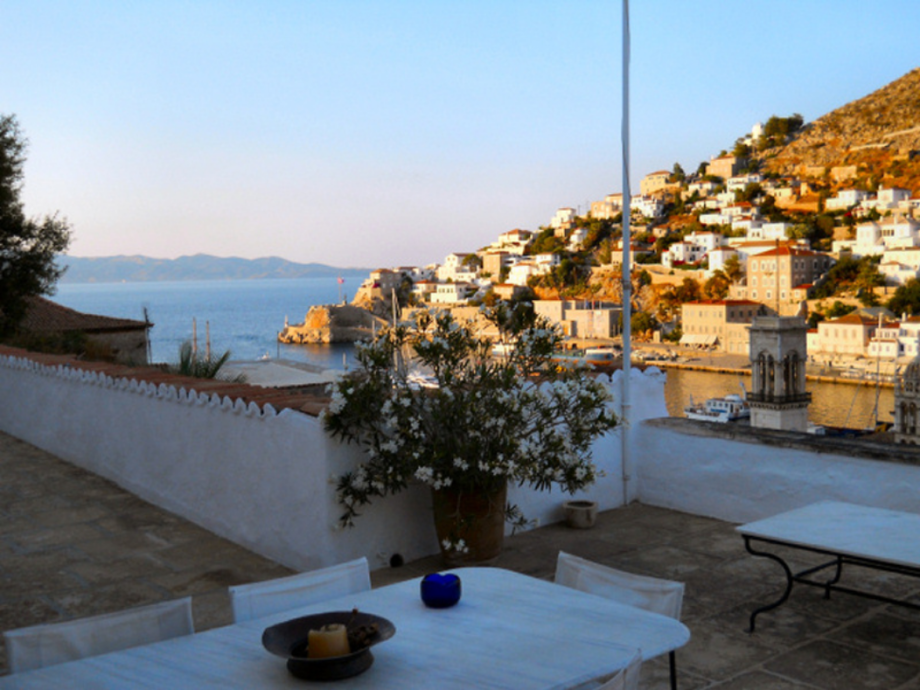 Captain's House Apartment, holiday houses to rent on Hydra Island Greece in town.