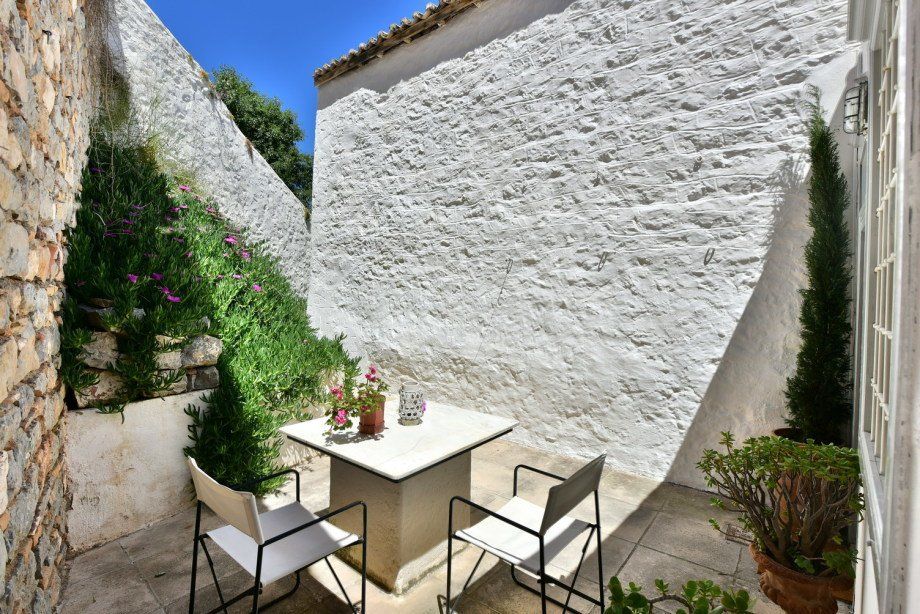 Captain's House Apartment, holiday houses to rent on Hydra Island Greece in town.