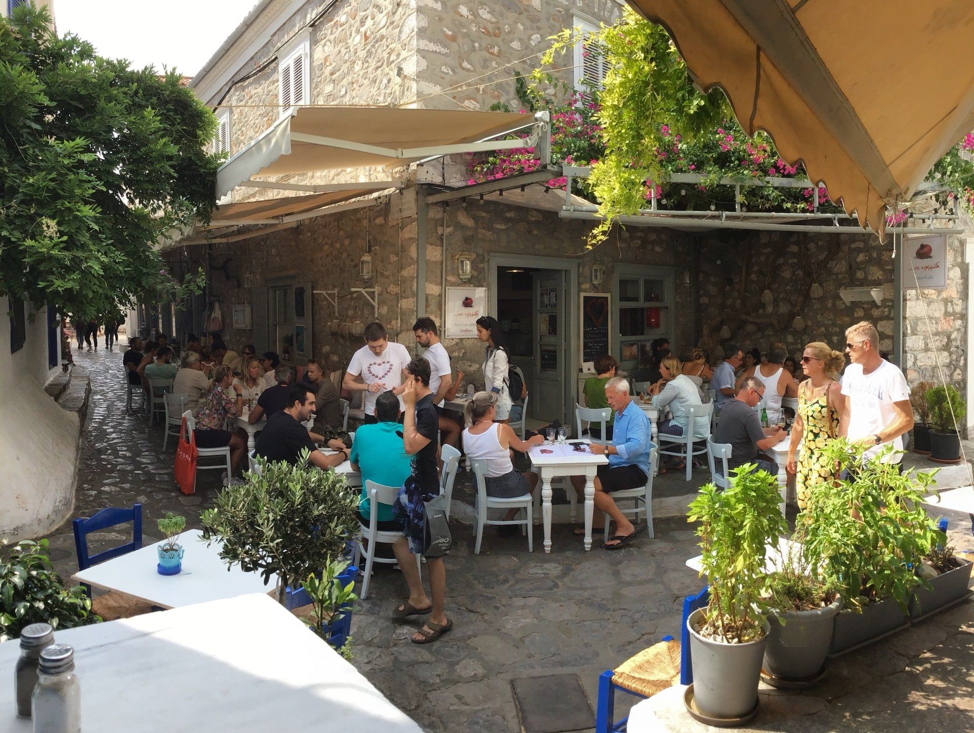 Kai Kremmidi Restaurant on Hydra Island, Greece in the Restaurant Guide from HydraDirect