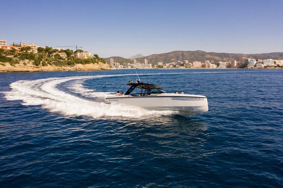 Nakas Blue luxury transfers from Athens to Hydra by private boat.