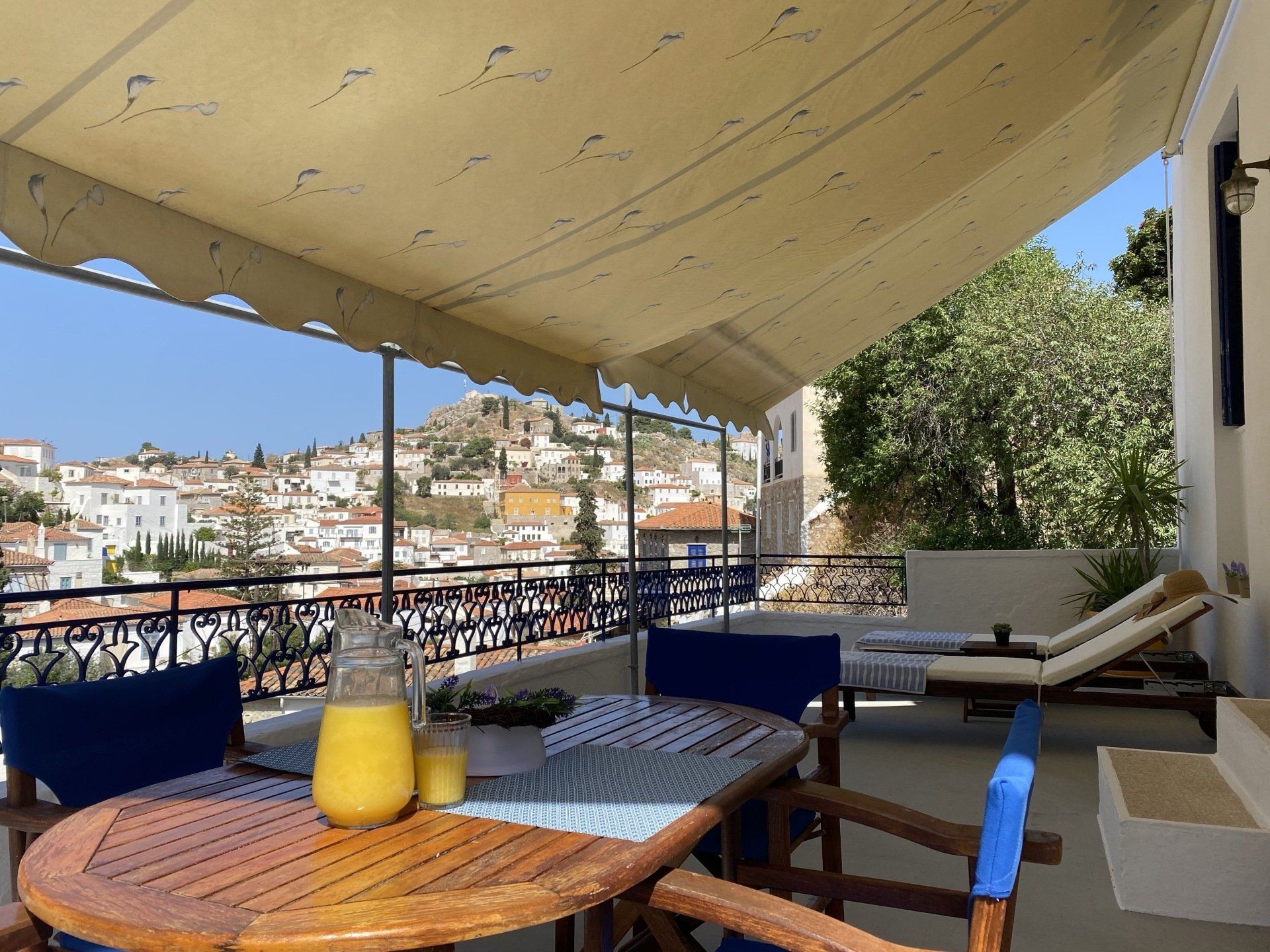 Althea Garden House, full details & book direct. Althea Garden House - Private Holiday Houses on Hydra - Accommodation on Hydra Island Greece.