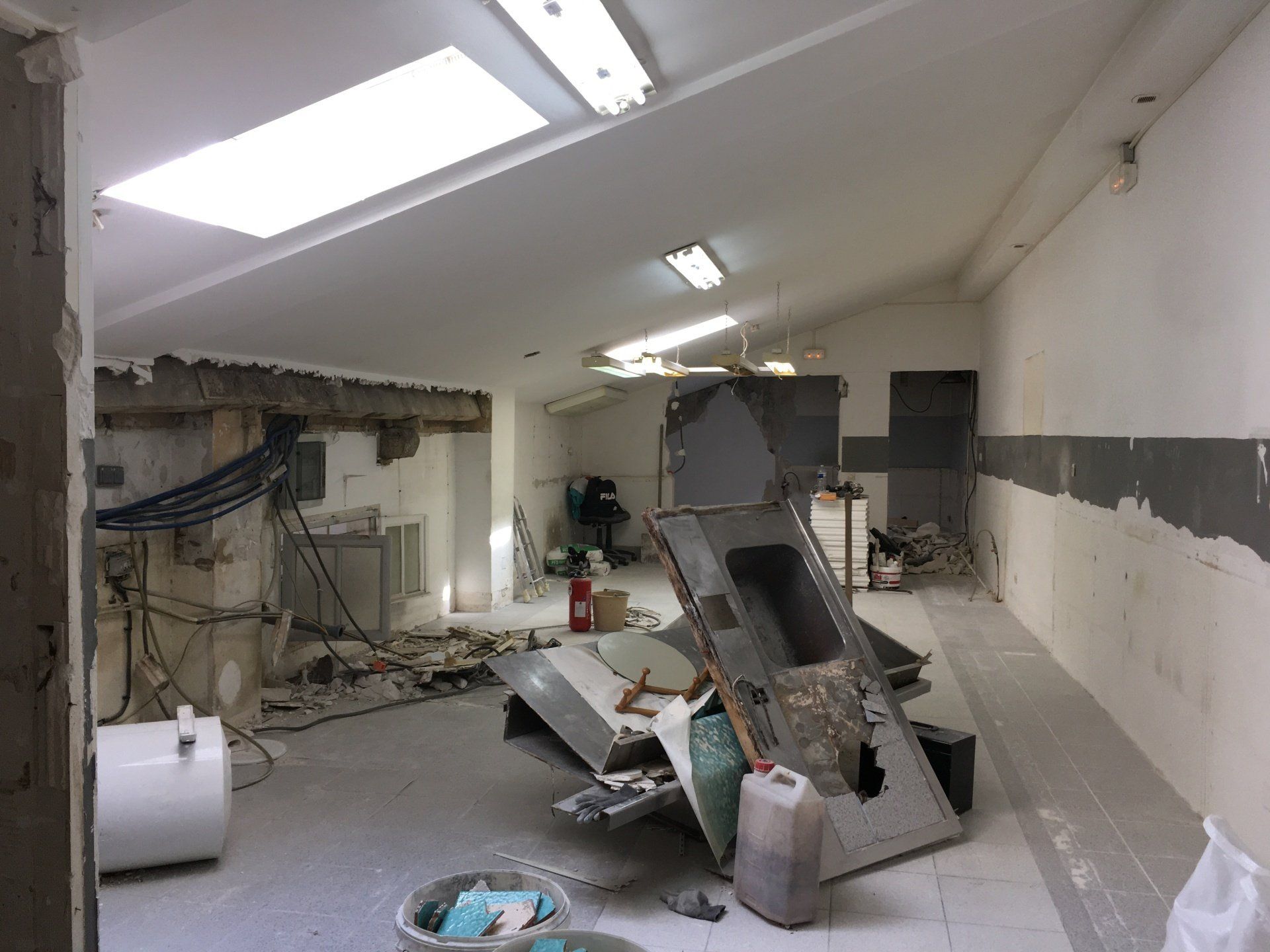 Transformation local professionnel appartement rénovation sous pente Nice