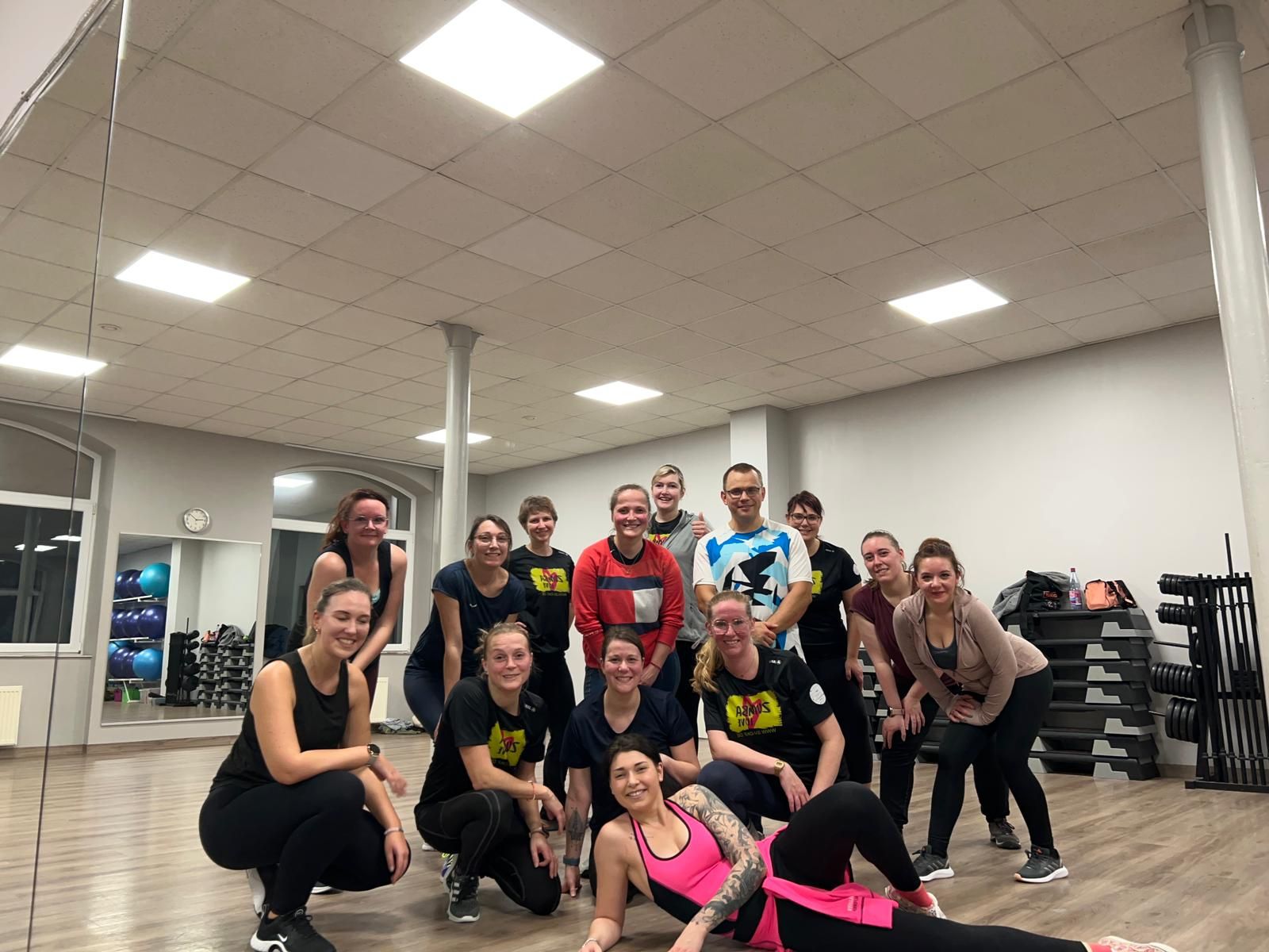 Herzlich Vanessa, als dritte Übungsleiterin :