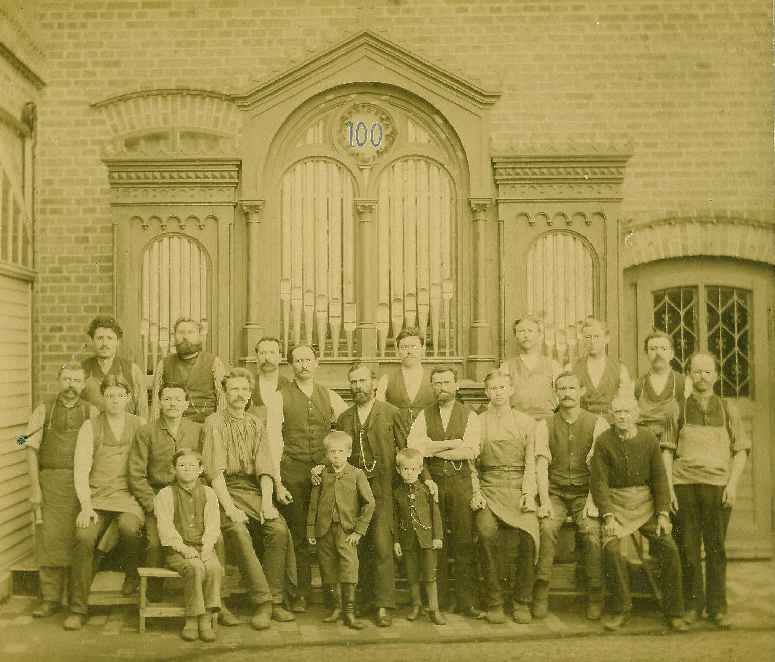 Orgelbauer am Opus 100