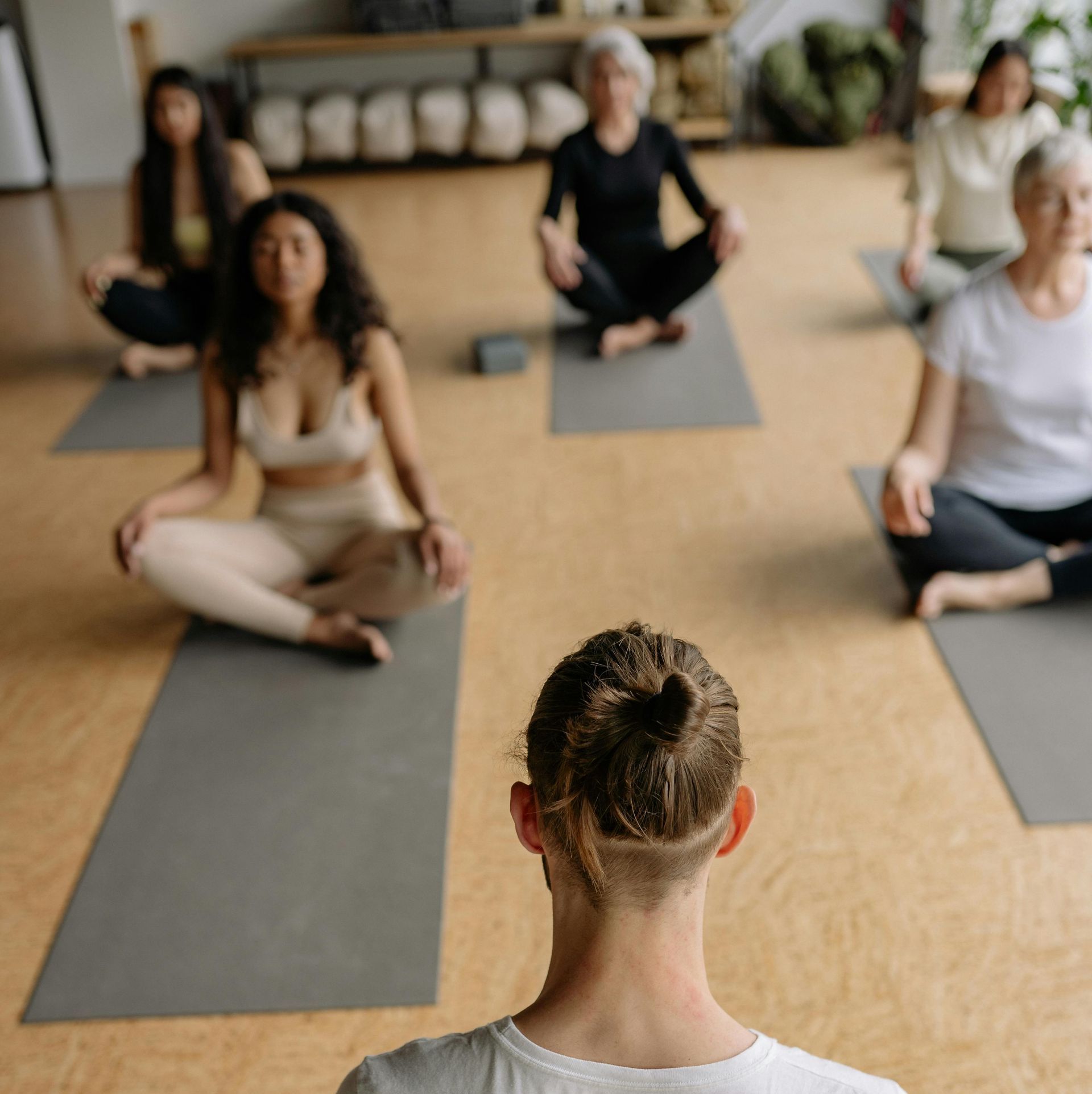 Prácticas de meditación y respiración en grupo.