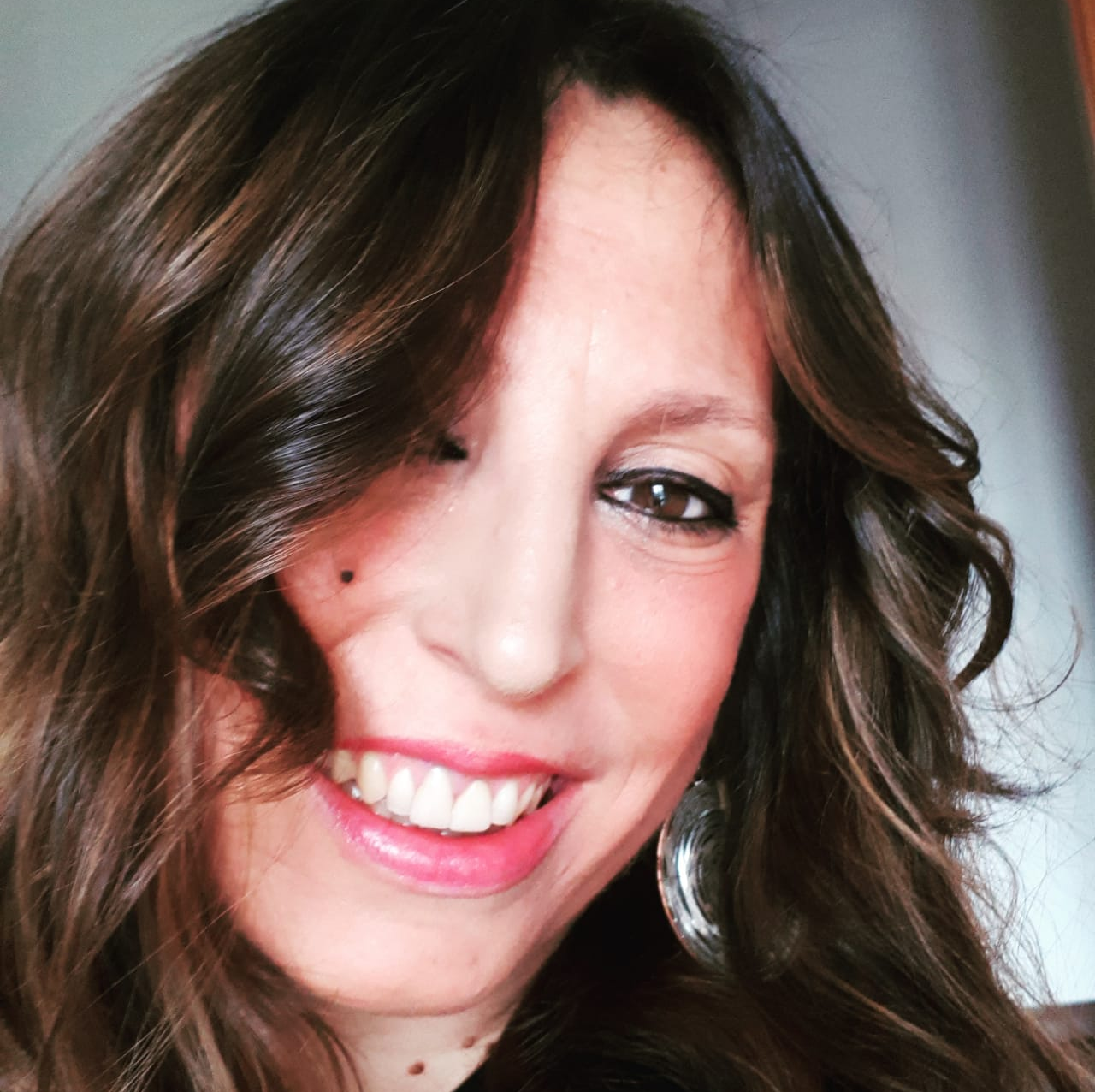 Mi chiamo Nadia Gialanella, sono nata a Napoli il 3 / 12 /1978. Mi sono laureata in Psicologia ( indirizzo clinico e di comunità ) presso la Seconda Università degli Studi di Napoli nel 2006 . Ho svolto il tirocinio post-lauream presso la U.O.S.M. ( Unità Operativa di Salute Mentale ) dell’A.S. L. Na 1 ( Distretto 44 ) dal 2006 al 2007, stando a stretto contatto con pazienti psichiatrici e partecipando alle attività riabilitatitive e alle riunioni d’equipe. Ho superato l’Esame di Stato nel 2007 diventando psicologa abilitata all’esercizio della professione con iscrizione al relativo Albo Professionale della regione Campania con numero 3145. Sempre nel 2007 ho continuato la mia formazione professionale portando a termine il master in Psicologia Giuridica presso l’Aspic, acquisendo la qualifica di “ Esperta in Psicologia Giuridica “ . Dal 2009 collaboro come psicologa con una cooperativa sociale che si occupa di bambini e ragazzi affetti da disturbo generalizzato dello sviluppo e sono direttamente impegnata nel lavoro con gli utenti svolgendo in primo luogo interventi di tipo psico- educativo. Dal 2014 sono psicoterapeuta ad orientamento Gestaltico Integrato, specializzata presso la Sipgi di Napoli. Dal 2014 svolgo la libera professione come psicoterapeuta per adulti e bambini in Via Rossini 43 a Napoli Dal 2016 lavoro nelle scuole primarie ed elementari del Comune di Portici come educatrice per l’assistenza scolastica specializzata. Nel 2018 ho conseguito l’attestato di partecipazione al primo livello della Gestalt Play Therapy presso l’Istituto Gestalt della Romagna condotto dalla dott.ssa Karen Fried, allieva diretta della Oaklander .