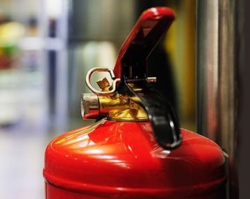 Fire extinguisher gauge and handle