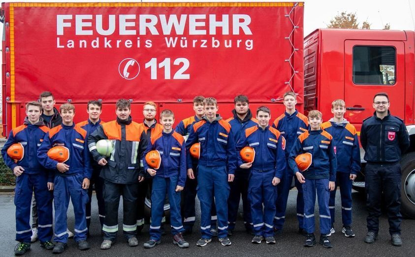 Die Jugendfeuerwehr Bütthard nach Bestehen des Wissenstest 2023 vor dem Feuerwehrauto